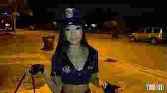 Rendőrnek öltözött a szexéhes tini lány - meg is lett baszva rendesen