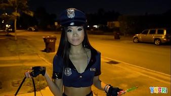 Rendőrnek öltözött a szexéhes tini lány - meg is lett baszva rendesen