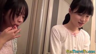 Japán tini iskolás lányok puncijának ujjazása