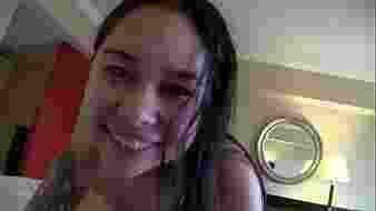 Felizgult fiatal lány mélytorkozik és spriccelve élvez el