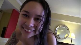 Felizgult fiatal lány mélytorkozik és spriccelve élvez el