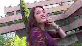 öreg fickók kihúzzák az utcáról a lányt és keményen megdugják, természetes nagy cicikkel