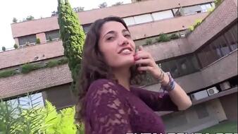 öreg fickók kihúzzák az utcáról a lányt és keményen megdugják, természetes nagy cicikkel