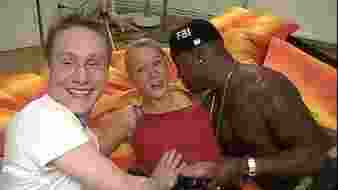 Fiatal lány első alkalommal hatalmas fekete fasszal, teljesen meglepődött