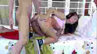 Vékony barna hajú fiatal lány analis királynőként keményen megdugva és elélvezéssel