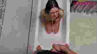 Fiatal lányt megtalálták a zuhanyzóban és felizgult állapotában kezelik