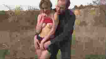 Fiatal lány anális kalandja, amit nagy farokkal élveznek el, és arcra élveznek