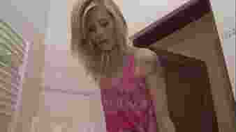 Nagy mellű és fenékű amatőr lány arcra élvezés és mélytorkozás