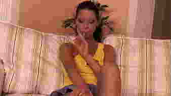 Fiatal lány két férfival, izgalmas hármas