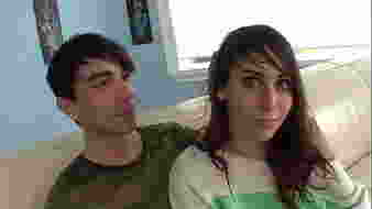 Vörös hajú játékos lány megkapja a seggből való belélövés élményét