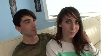 Vörös hajú játékos lány megkapja a seggből való belélövés élményét