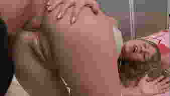 Orosz lányt dugják ágyban harisnyában és magassarkúban, nagy cicik és mély torok