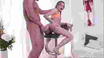 Forró anális kaland egy szexi szőke tinilánnyal, aki spriccelve élvez el