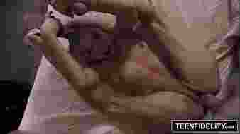 Szűk szőke kiscsajt megvesznek és belé élveznek