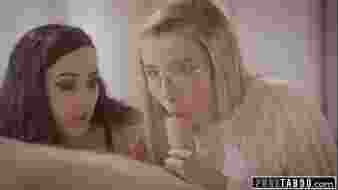 Romantikus hármas a lányok szobájában, a szemüveges barátnő bemutatja a fiút a szüzességét vesztő barátnőjének