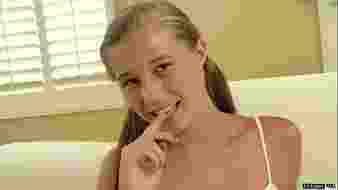 Cuki lány lenyeli apja nagy farkát és elélvez rá, ó te jó ég!