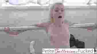 Törékeny táncoslány kényeztetése és belélövés