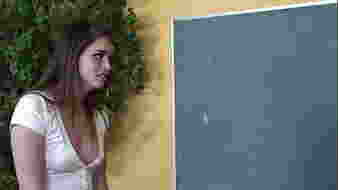 Nagy cicis tinilányt dugom ágyban harisnyában és magassarkúban, análisan ujjazva és mély torokkal