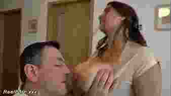 Nagy cicis német lányt kefélik és mellből élvezik