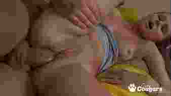 Fiatal lányt hátulról döfik a szűk kis segglyukán, végül arcra élveznek