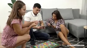 Biszexuális roma tinik kúrójátéka: nagy farkú fiú és két nagy cicis lány hármasában
